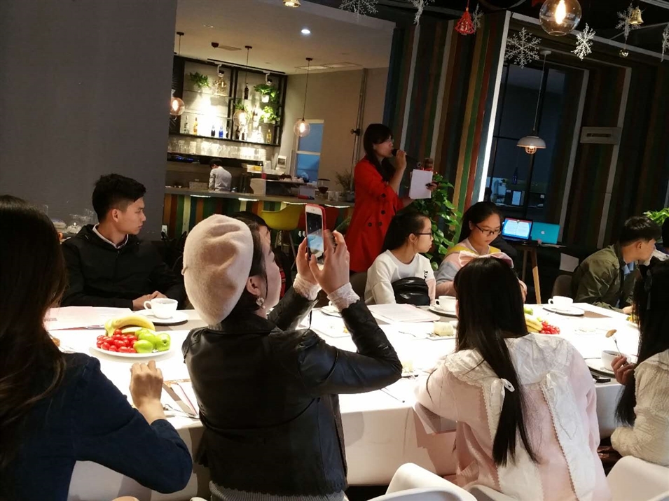 馮老師在講解日語(yǔ)學(xué)習(xí)