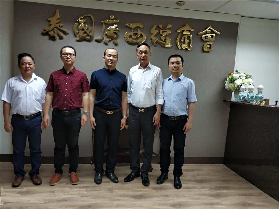 從左往右依次為國際部合伙人林健偉先生（左一），國際部總監(jiān)吳琪先生（左二），執(zhí)行董事粟宥朝先生（左三），商會主席李宇明（右二），國際部合伙人黃文超先生（右一）