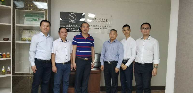 國際部合伙人黃文超（左一），林健偉（左二）國際部總監(jiān)吳琪（右一）執(zhí)行董事粟宥朝（左三），泰國廣西總商會副主席劉漢政（右二），泰國華人青年商會會長助理黃志乾(右三)