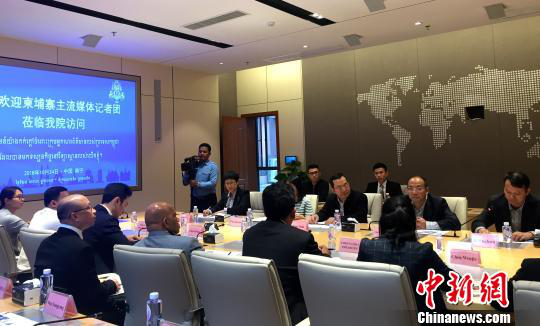 柬埔寨主流媒體采訪團(tuán)在廣西大學(xué)與師生交流。