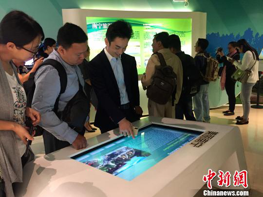 柬埔寨主流媒體采訪團(tuán)參觀南寧市規(guī)劃館。