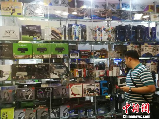 菲律賓統(tǒng)計(jì)局(Philippine Statistics Authority)5日發(fā)布10月份全國勞動(dòng)力調(diào)查報(bào)告顯示，2018年10月就業(yè)不足率降至13.3%，而2017年10月為15.9%。圖為馬尼拉馬卡蒂一商場，貨品充足，青年人消費(fèi)暢旺。 關(guān)向東 攝