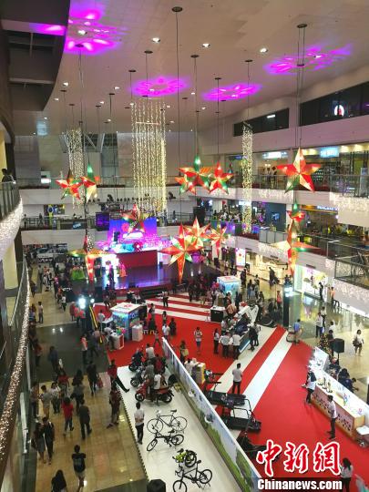 圖為馬尼拉馬卡蒂一商場，開始?xì)q末大促銷，青年人消費(fèi)暢旺。 關(guān)向東 攝