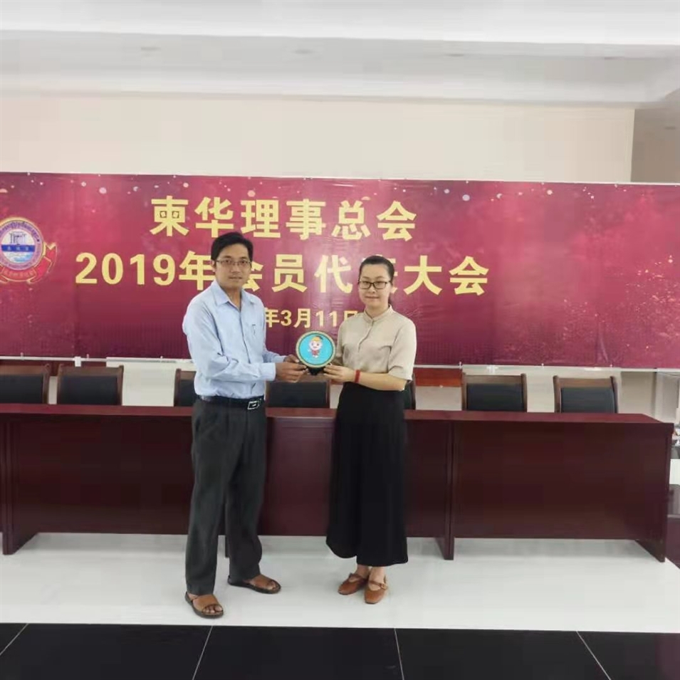 與柬華理事總會(huì)鐘耀輝秘書長(zhǎng)合影，并交換了紀(jì)念品