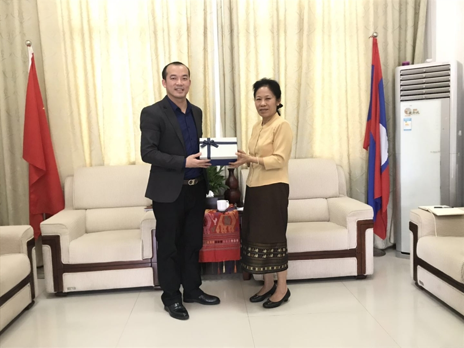 老撾國立大學(xué)中國代表處向老撾人民民主共和國駐南寧總領(lǐng)事館贈送紀(jì)念品 老撾國立大學(xué)中國代表處向老撾人民民主共和國駐南寧總領(lǐng)事館贈送紀(jì)念品