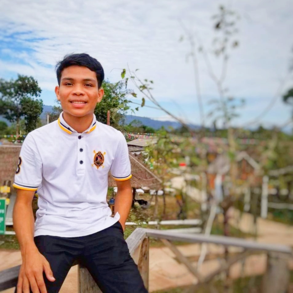 何冀南，柬埔寨人 老撾國立大學(xué)建筑學(xué)院城市規(guī)劃專業(yè)