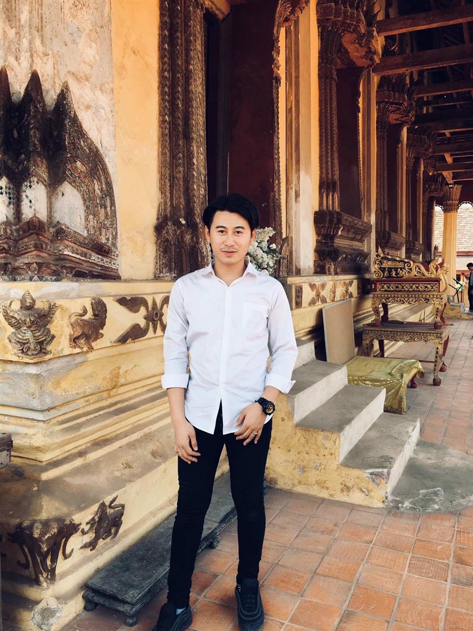 基諾，老撾首都萬(wàn)象人，老撾國(guó)立大學(xué)文學(xué)院德語(yǔ)系大二學(xué)生， 